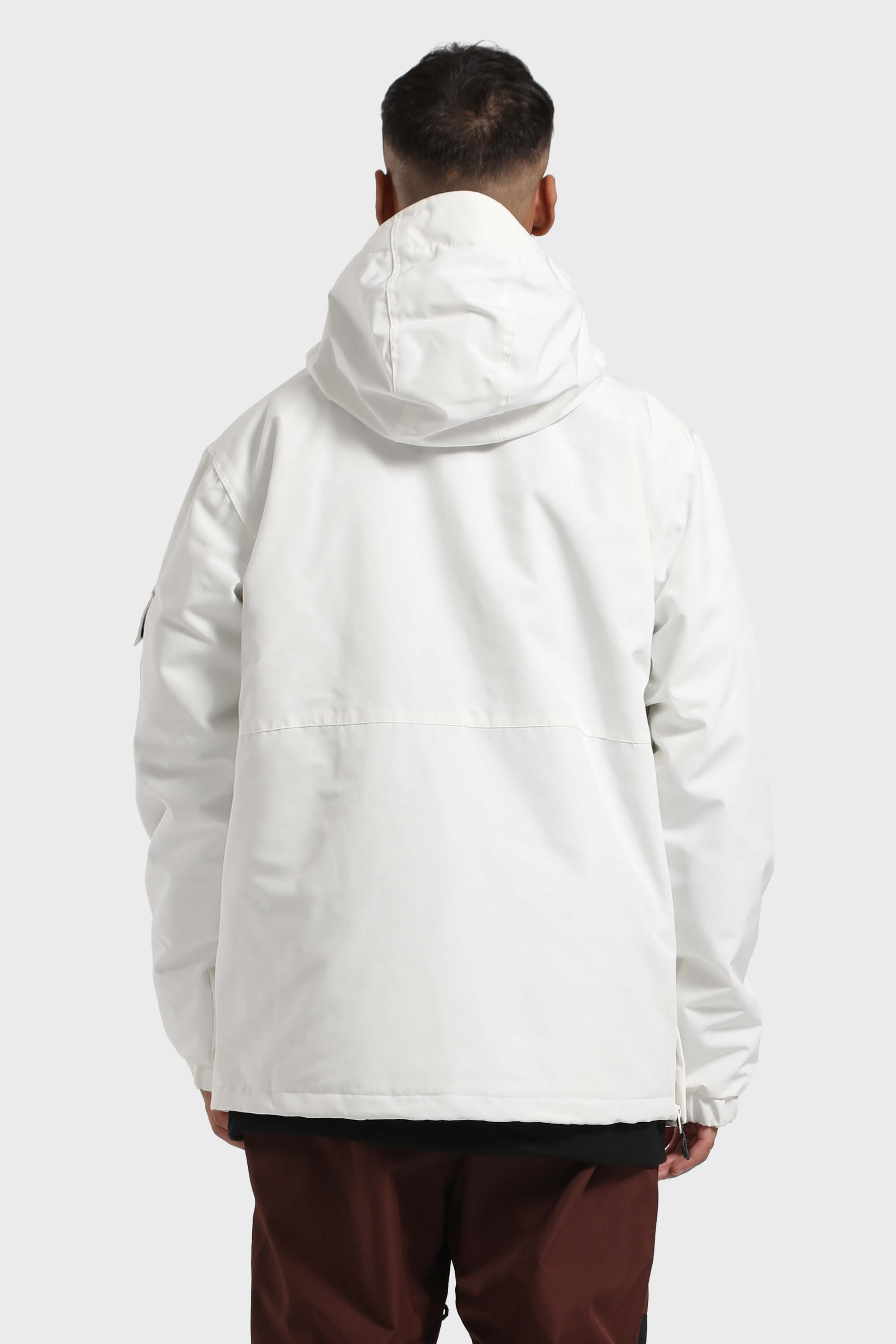 Męski anorak śniegowy biały z asymetryczną kieszenią kangurką, wodoodporny, ocieplany - Gsou Snow