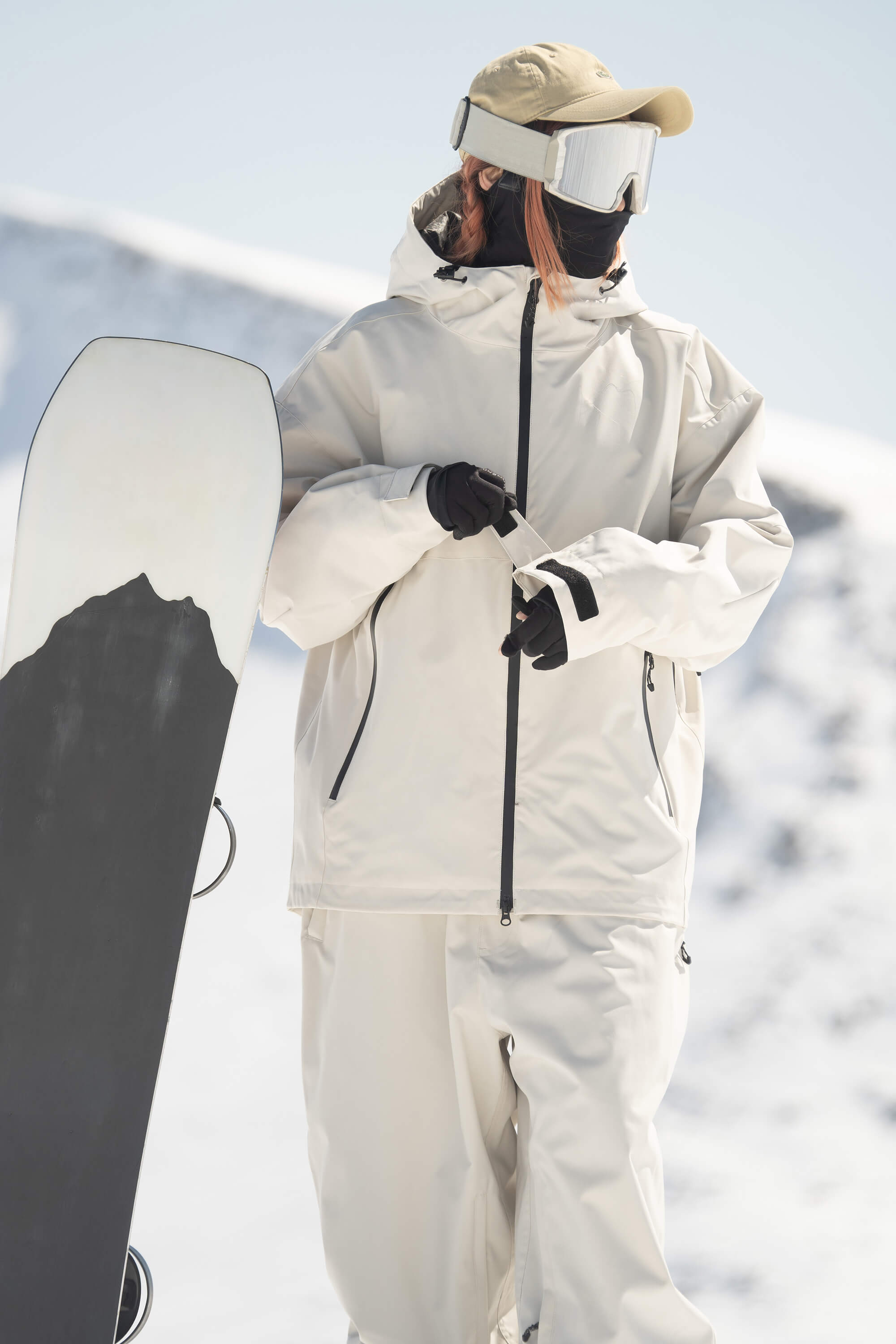 Dámská barva slonové kosti sněhová bunda s plně sealed designem a dvojitými ventilačními otvory - minimalistická a zateplená - Gsou Snow