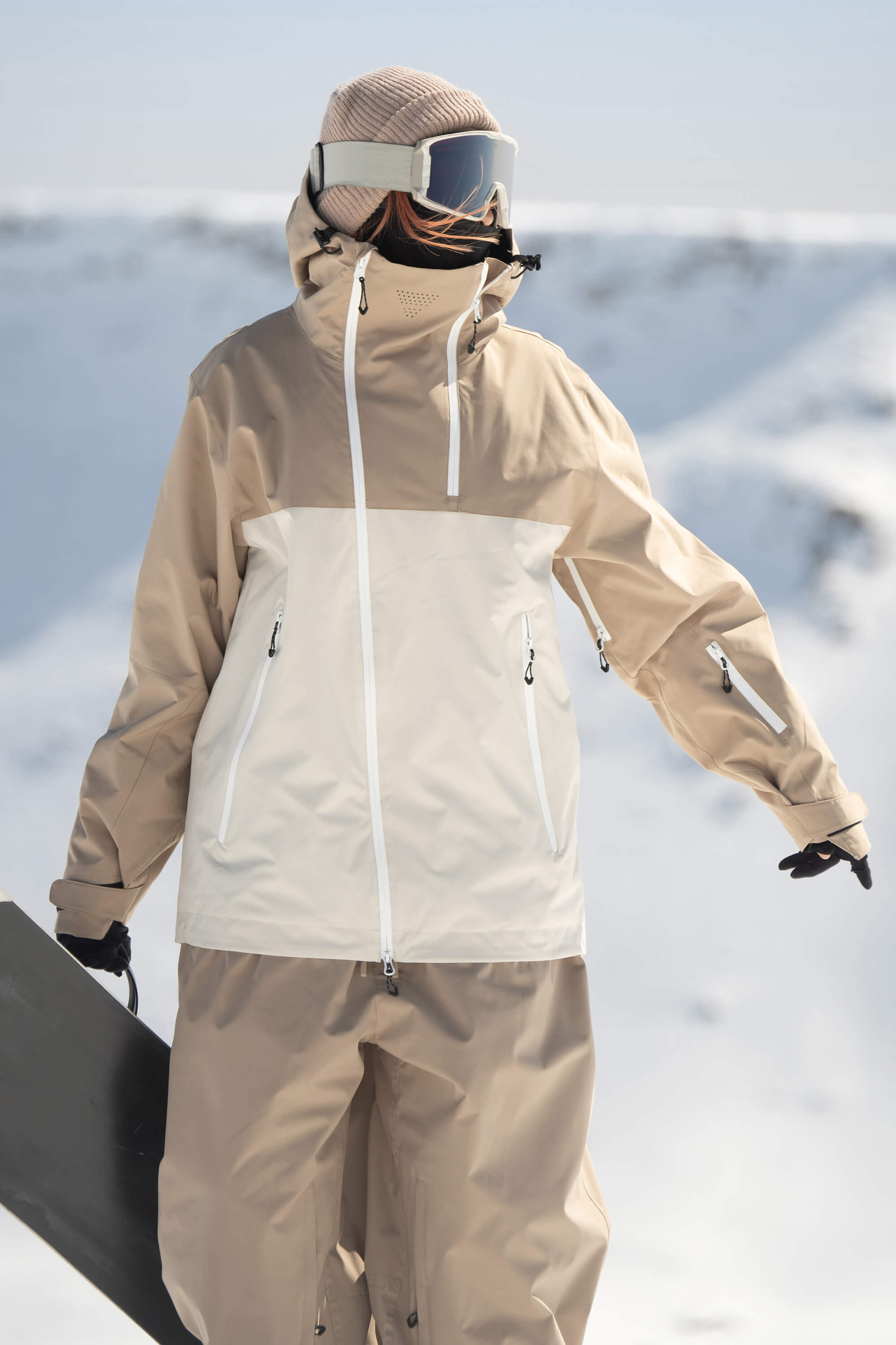 Dámská khaki a bílá sněhová bunda s ventilačními otvory a asymetrickým zipem, voděodolná - Gsou Snow