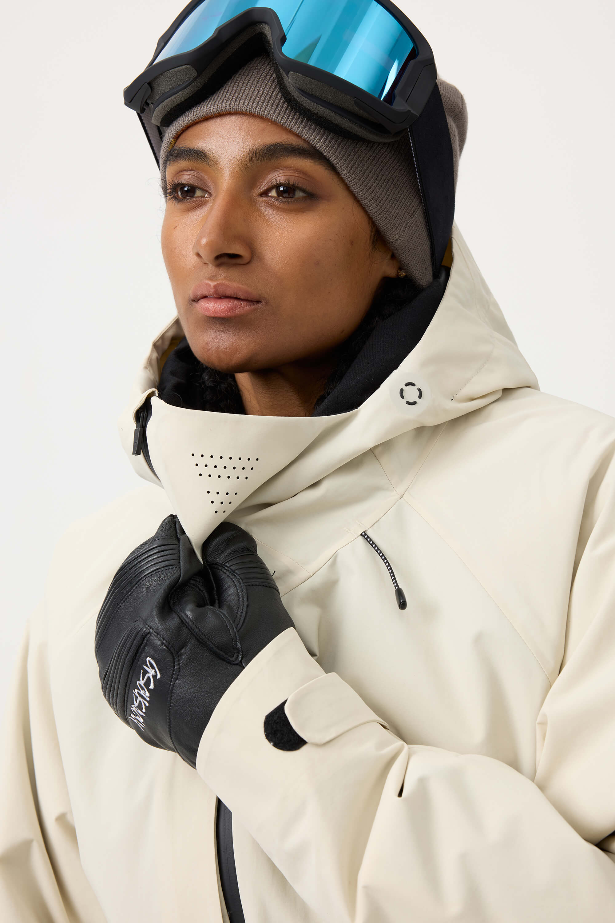 Dámská off-white lyžařská bunda s ventilačními otvory a více kapsami - Gsou Snow