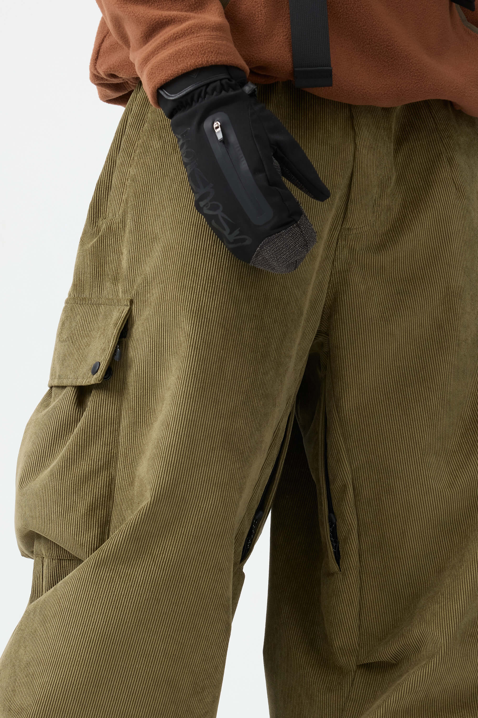 Męskie spodnie narciarskie w kolorze oliwkowym - luźny krój ze sztruksu, struktura baggy - Gsou Snow